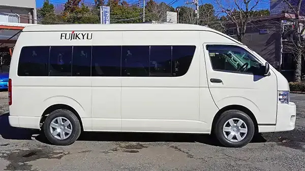 バンタイプ（9名まで乗車可能）×4台