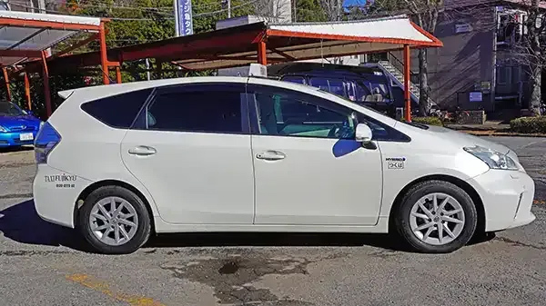 プリウス（4名まで乗車可能）×2台